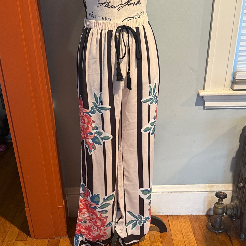Flying Tomato Black and White Floral Wide Leg Pants (M)